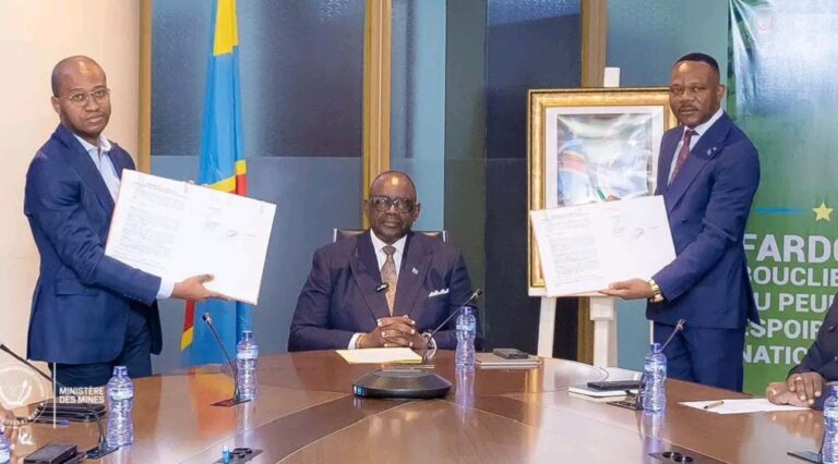SAEMAPE : Le DG Jean-Paul Kapongo a signé la convention avec les assureurs Rawsûr, Afrissur et Activa.